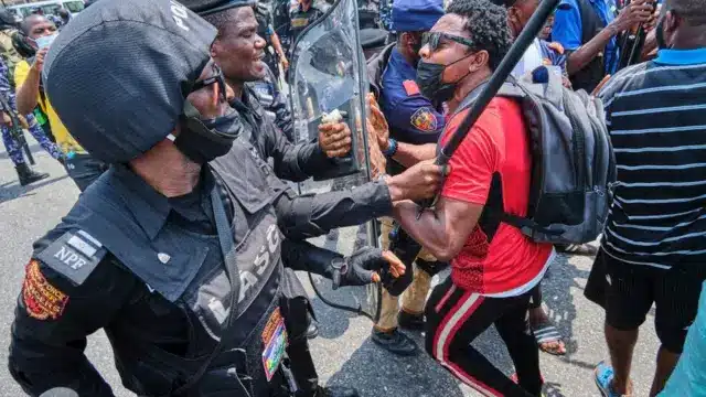 découvrez l'impact du grand theft auto (gta) sur la perception de la répression policière au nigéria. analysez comment ce jeu vidéo influente les attitudes et la réalité sociale face à la violence et à la corruption policière dans le pays.